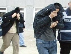 Biri yemek yediriyor diğeri çalıyor