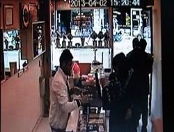 Cüzdana atarken yakalandı