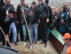 Anne mezarda baba firarda