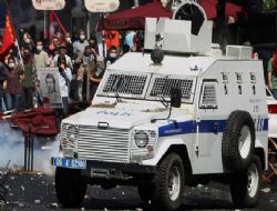 İki Eylemci Aracın Altında Kaldı