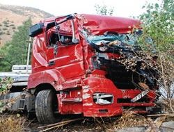 TIR'ın freni patladı iki otomobile çarptı