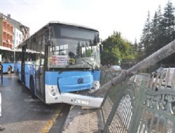 Başkent'te Halk Otobüsü Aydınlatma Direklerine Çarptı