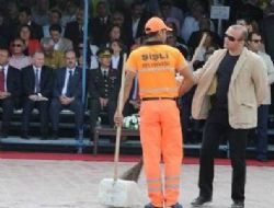 Anma töreninde temizlik işçisi krizi