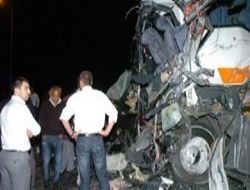 Yolcu otobüsü tankere çarptı