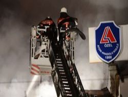 Okulun çatısı küle döndü