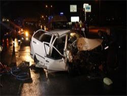 Ağaca çarpıp, araçta sıkıştılar