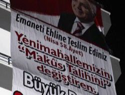 Başkan Yaşar'a ayetli pankart