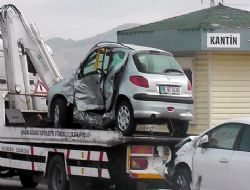 İki araç çarpıştı polisler yaralandı