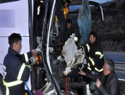 Öğrenci otobüsü ile kamyon çarpıştı