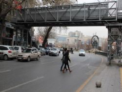 Üst geçitler yayaya hasret