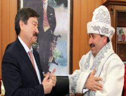 Başkan Demirel ‘çapan' giydi