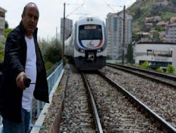 Tren yolunda ölüme yürüdü