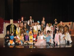 Küçük sanatçılar sahnede