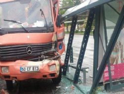 Çöp kamyonu durağa girdi