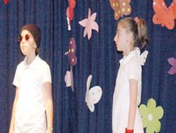 Küçük tiyatrocular iki oyun sahneledi