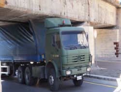 Askeri TIR köprüyü geçemedi