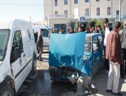 Otomobille kamyonet çarpıştı