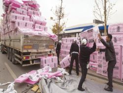 Strafor yüklü TIR üst geçide takıldı