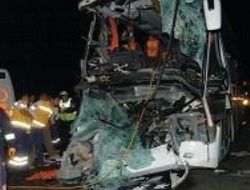 Yocu otobüsü tıra çarptı: 2 ölü