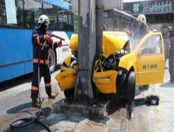 Hızını alamadı direğe saplandı