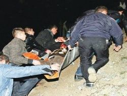 Direksiyon hakimiyetini kaybedince 50 metreden uçtular