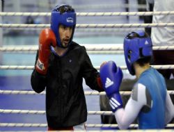 Yumruklar madalya kampında