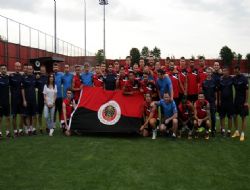 Gençler sahaya indi