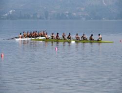 Genç kürekçiler suya indi