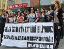 Kadınlar eve yürüdü