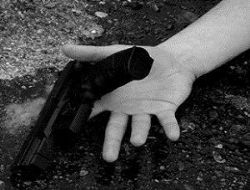 Babasının mezarında intihar etti