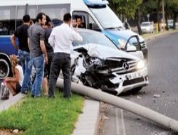 Minibüs polisten kaçtı kaza yaptı