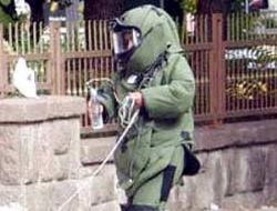 Çevik kuvvet önünde bomba paniği