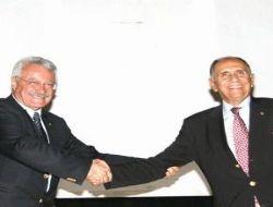 Dilde onur ödülü Hidayet Karakuş'a