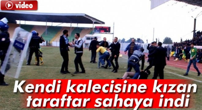 Adıyaman'da kendi kalecisine kızan taraftar sahaya indi