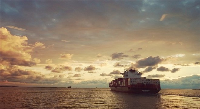 Artvin Hopa'da karaya oturan geminin mürettebatı tahliye ediliyor