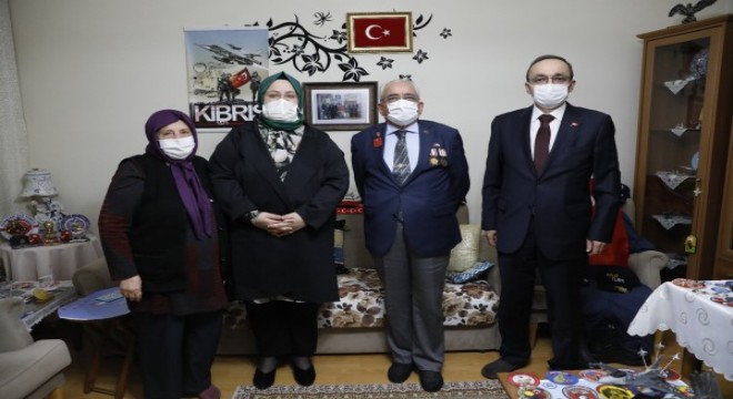Bakan Selçuk, iftarda “Reşat Baba” olarak tanınan Kıbrıs Gazisi'nin evine konuk oldu