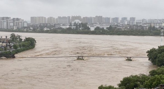 Çin'deki sel faciası 480 yıllık köprüyü yok etti