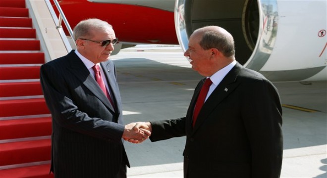 Cumhurbaşkanı Erdoğan'ı havalimanında KKTC Cumhurbaşkanı Tatar karşıladı