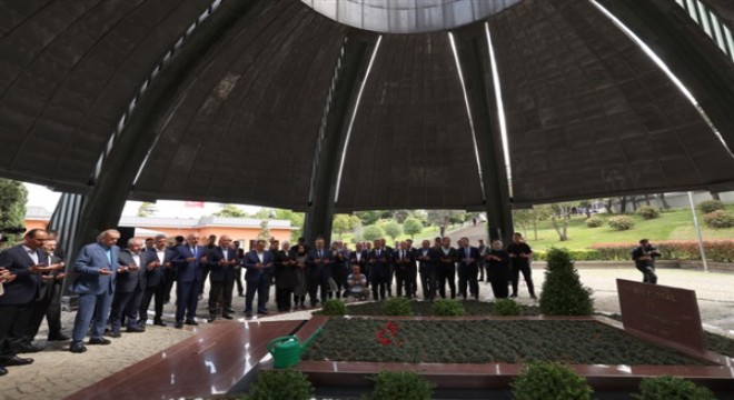 Cumhurbaşkanı Erdoğan, Özal ve Erbakan'ın kabrini ziyaret etti