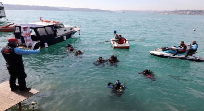 Daha temiz bir çevre için İstanbul Boğazı'na daldılar