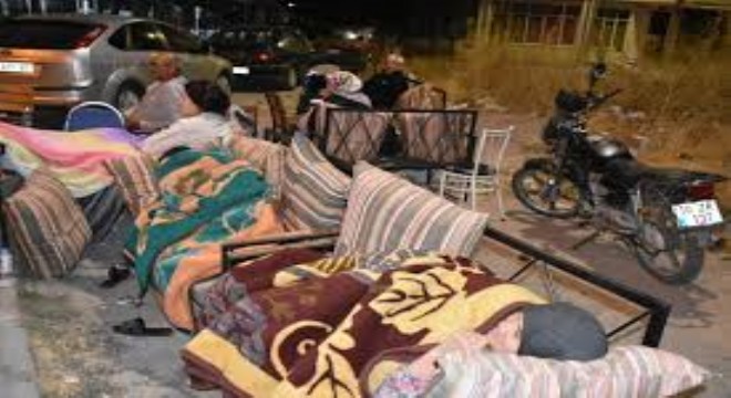 Deprem Sonrası Balıkesirliler Geceyi Sokakta Geçirdi