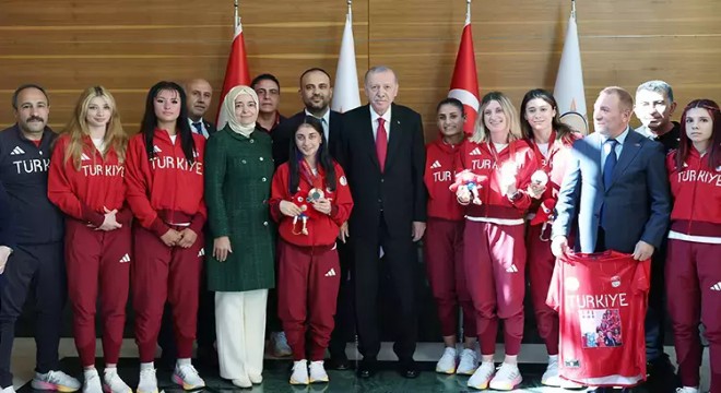 Erdoğan, Paralimpik Takımı Sporcularını AK Parti Genel Merkezi'nde Ağırladı