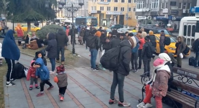 Görüntüler İstanbul'dan... Mülteciler sınır kapılarına akın ediyor