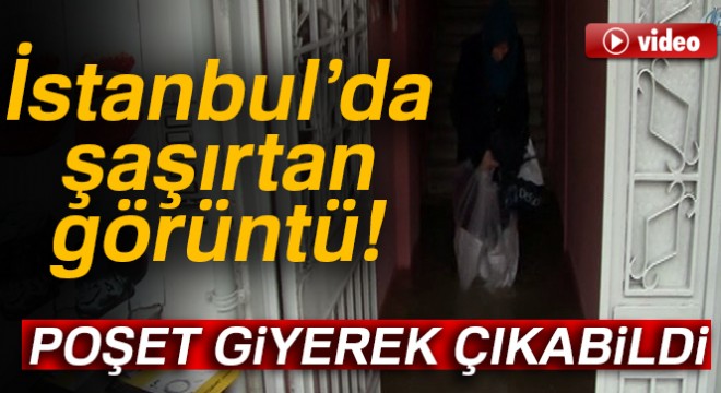 Hastaneye gidebilmek için üzerine poşet giyerek suya girdi
