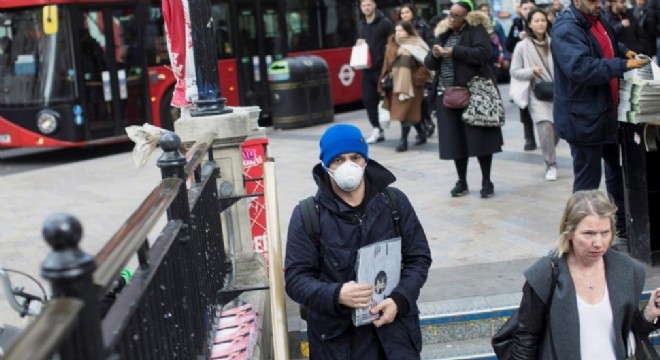 İngiltere 'sürü bağışıklığı' politikasından vazgeçti