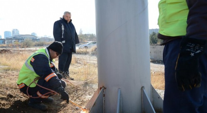 Kaçak totem ve levhalar sökülüyor