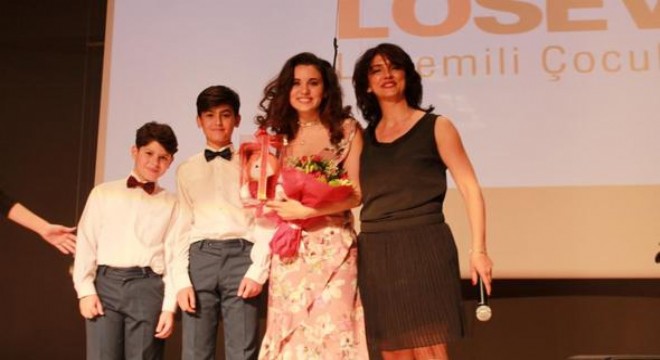 LÖSEV için konser verdi