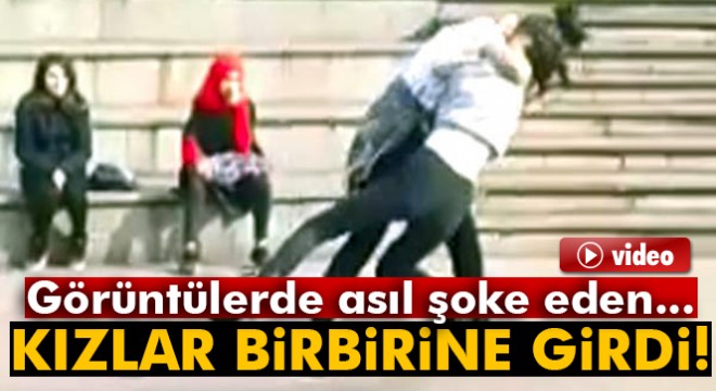 Liseli kızların saç saça kavgası kamerada