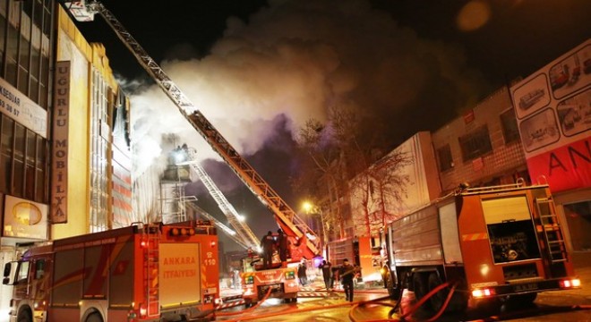 Mobilya mağazası kül oldu