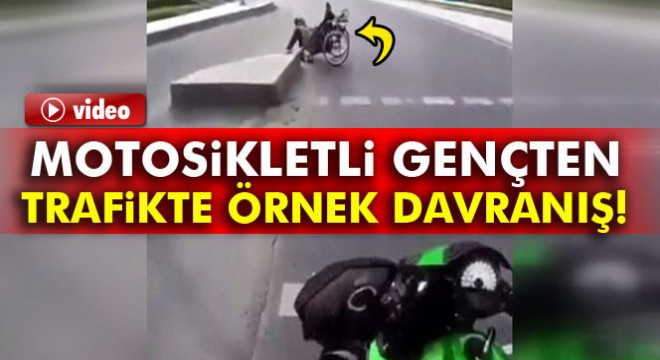 Motosikletli gençten trafikte örnek davranış
